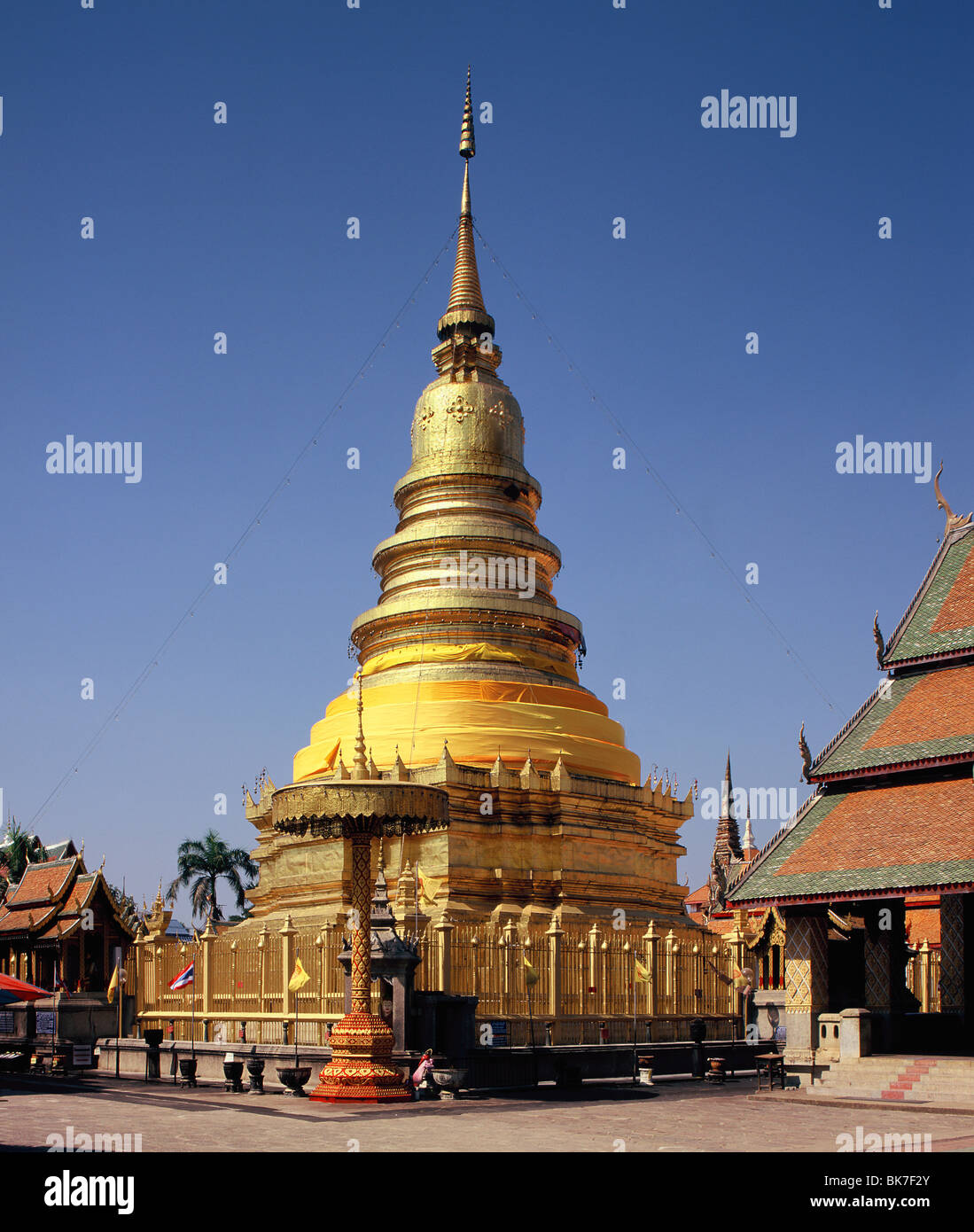 Wat Phra That Hariphunchai, construido en el año 1448, Lamphun, Tailandia, el sudeste de Asia, Asia Foto de stock