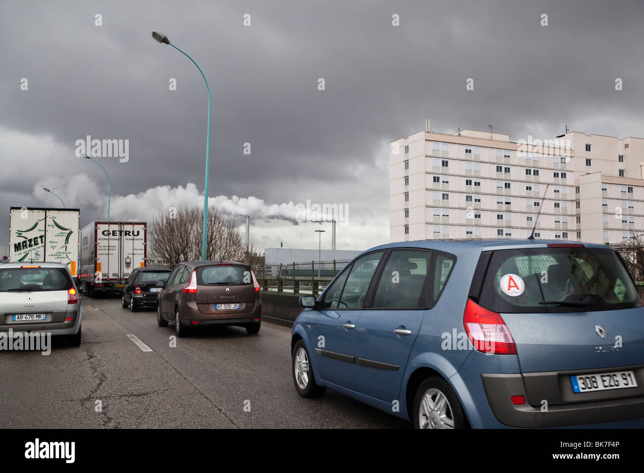 Tráfico pesado en la periferia de París , Francia. Charles Lupica Foto de stock