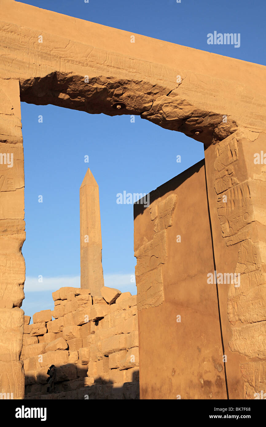 Obelisco en el templo de Karnak Foto de stock