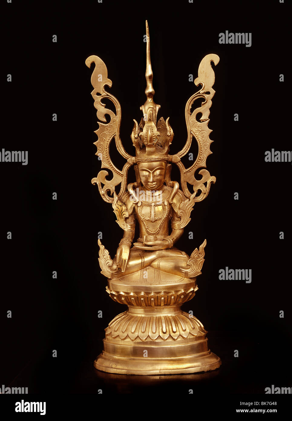 Buda en Royal atuendo, Shan, estilo siglo xix, Myanmar (Birmania), Asia Foto de stock