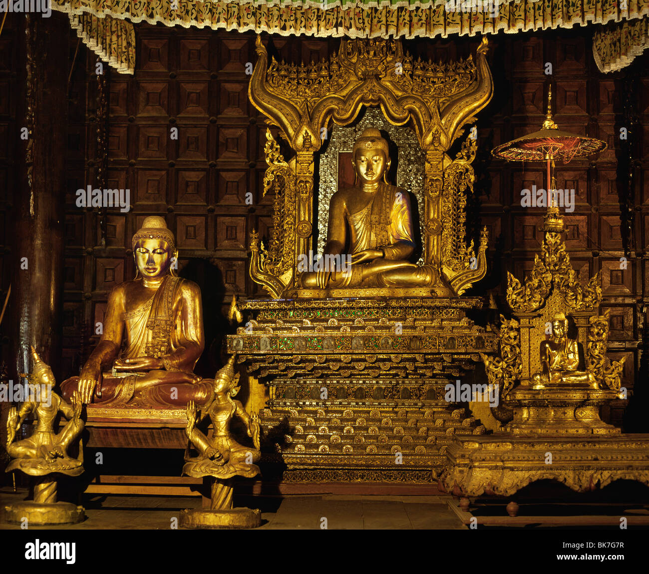 Imágenes de buda desde finales de Mandalay, período en el monasterio Shwe en Bin, Mandalay, Myanmar (Birmania), Asia Foto de stock