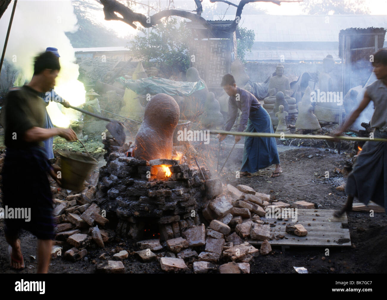 Fundición de imágenes de Buda con el método de cera perdida, Mandalay, Myanmar (Birmania), Asia Foto de stock