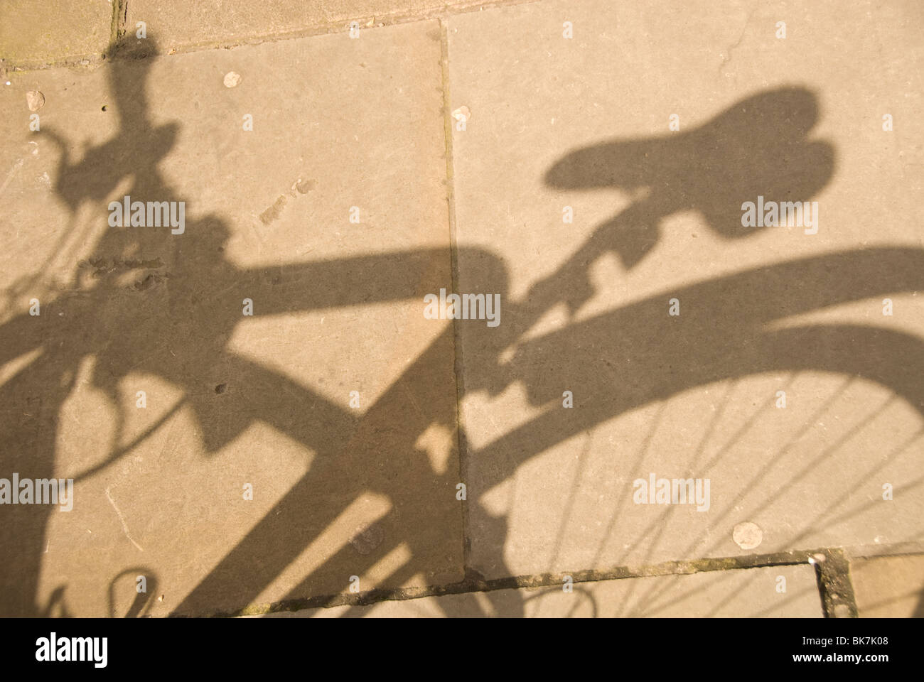 Sombra de una bicicleta en la acera o en la acera Foto de stock