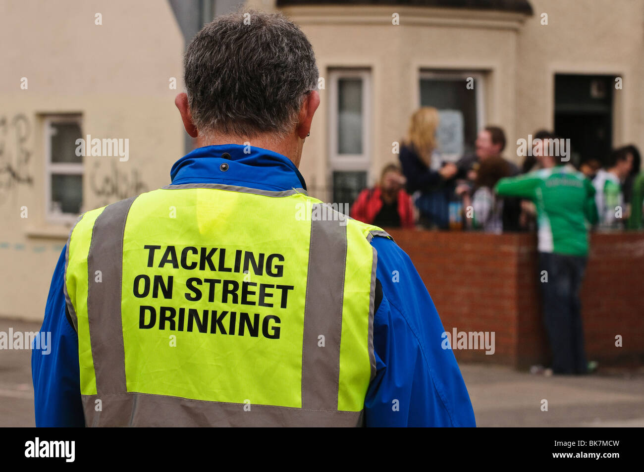 Consejo obrero patrullando las calles para asegurarse de que no se consume alcohol. Foto de stock