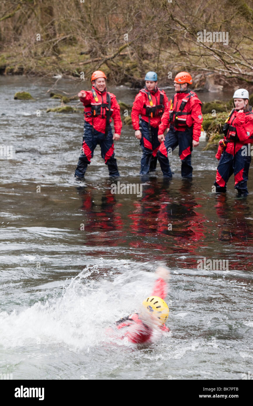 Los miembros de la Langdale Ambleside/Equipo de Rescate de Montaña en tren rápido el agua técnicas de rescate en el río Brathay Foto de stock