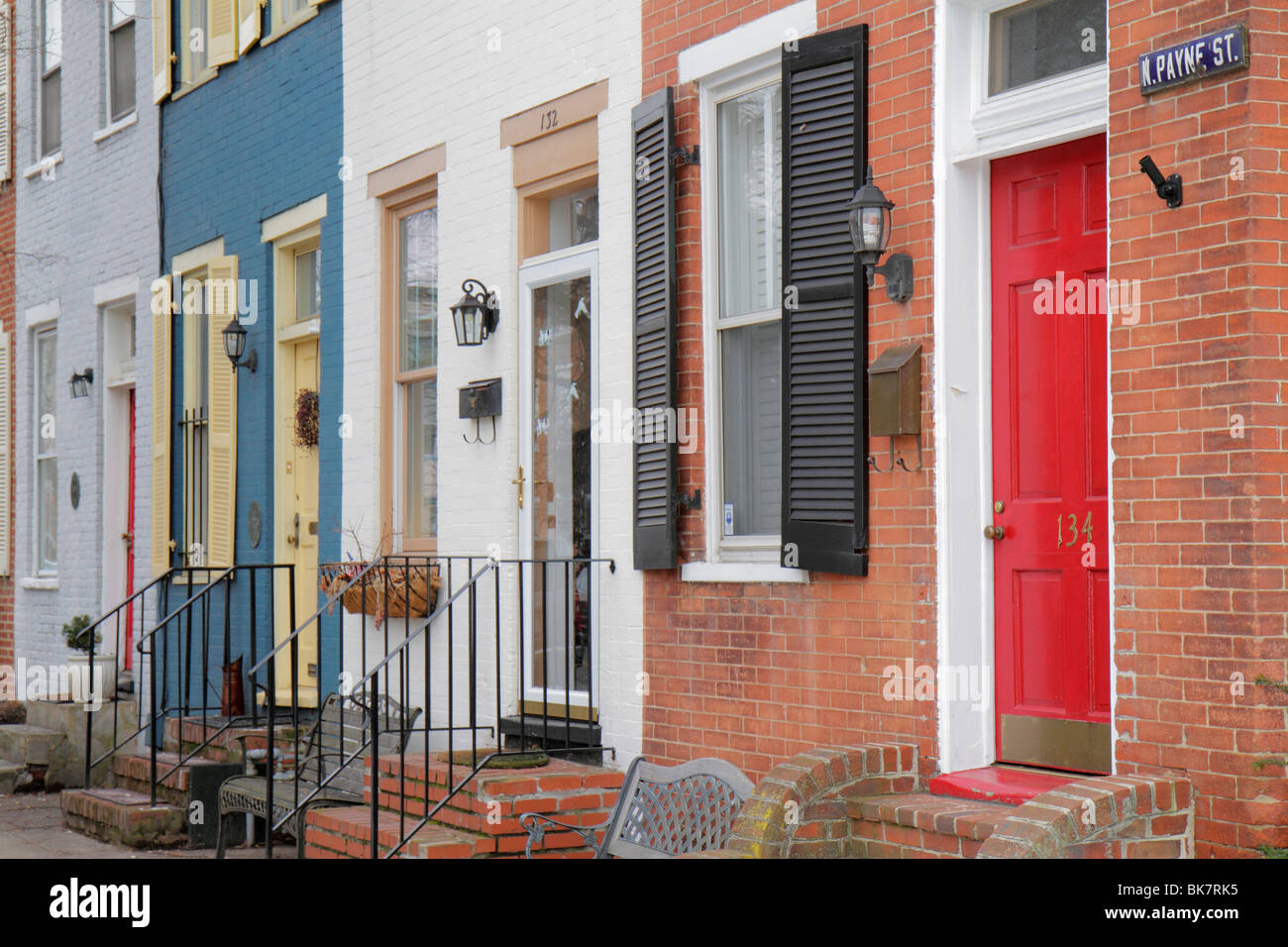 Alexandria Virginia, casco antiguo, distrito histórico, North Payne Street, casa de fila, casa terraza, ladrillo, puerta, puerta delantera, entrada, frente, ventana, siglo 18th, sim Foto de stock