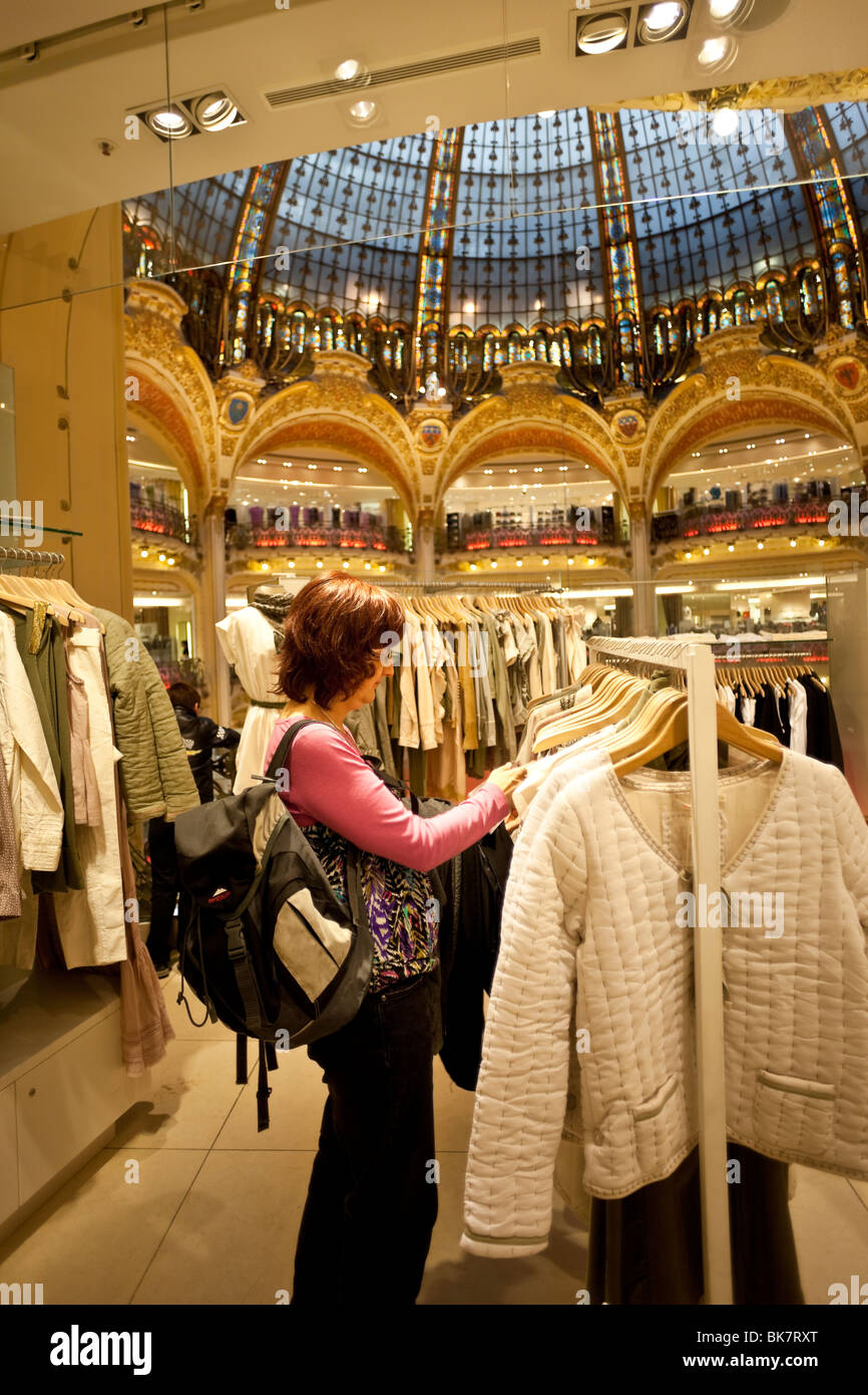 Mujer compras para la ropa Galeries Lafayette, París, Charles Lupica Fotografía stock - Alamy