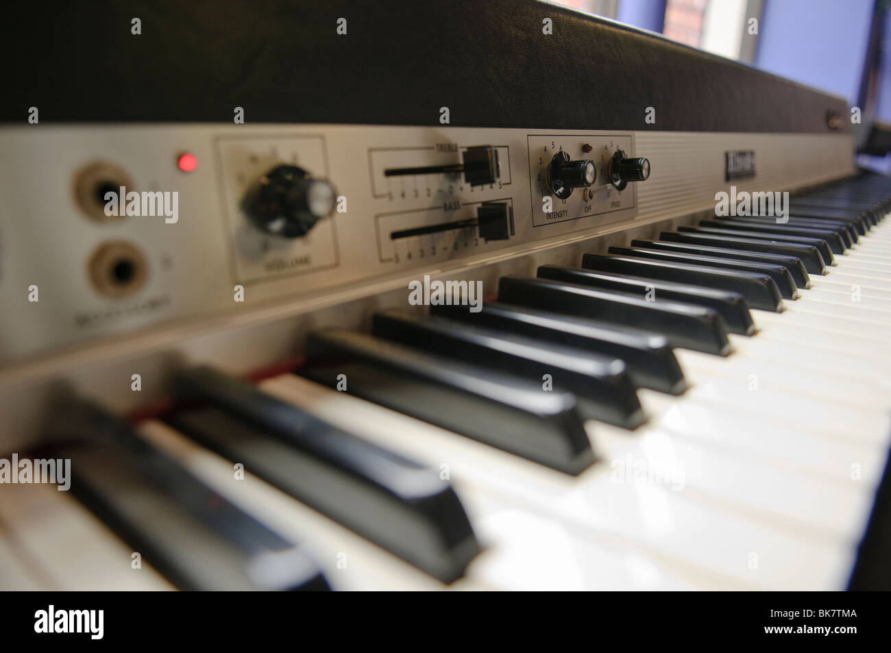 Roland Rhodes MK 80 electronic piano eléctrico, publicado en 1987  Fotografía de stock - Alamy