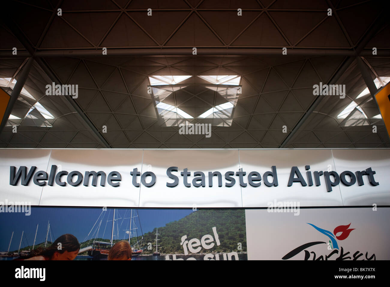 Bienvenido al aeropuerto de Stansted firmar dentro de la terminal del aeropuerto de Stansted en Londres en Essex Foto de stock