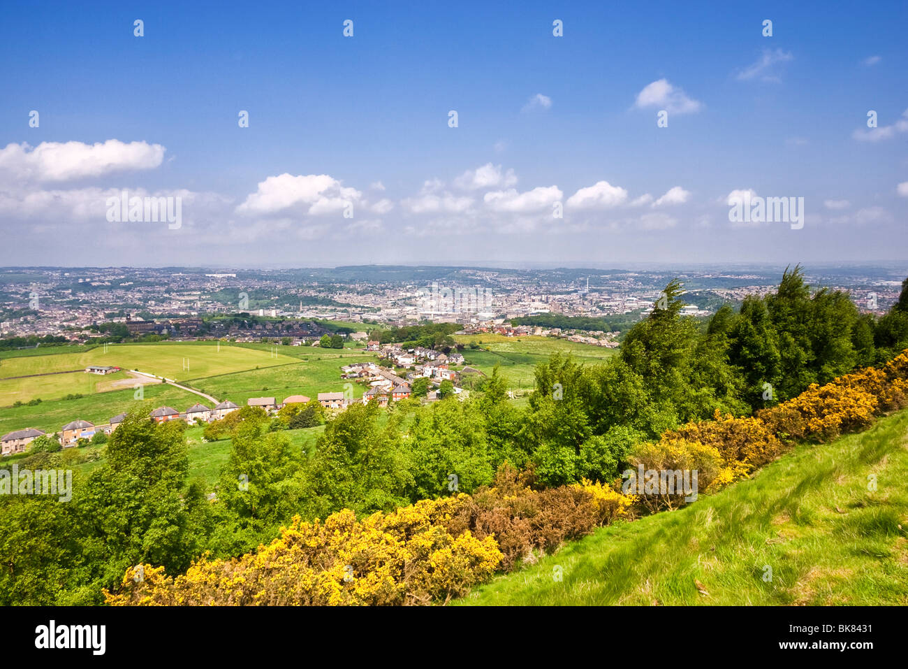 Vista de la ciudad de Huddersfield desde la colina del castillo, Huddersfield, West Yorkshire, Reino Unido Foto de stock