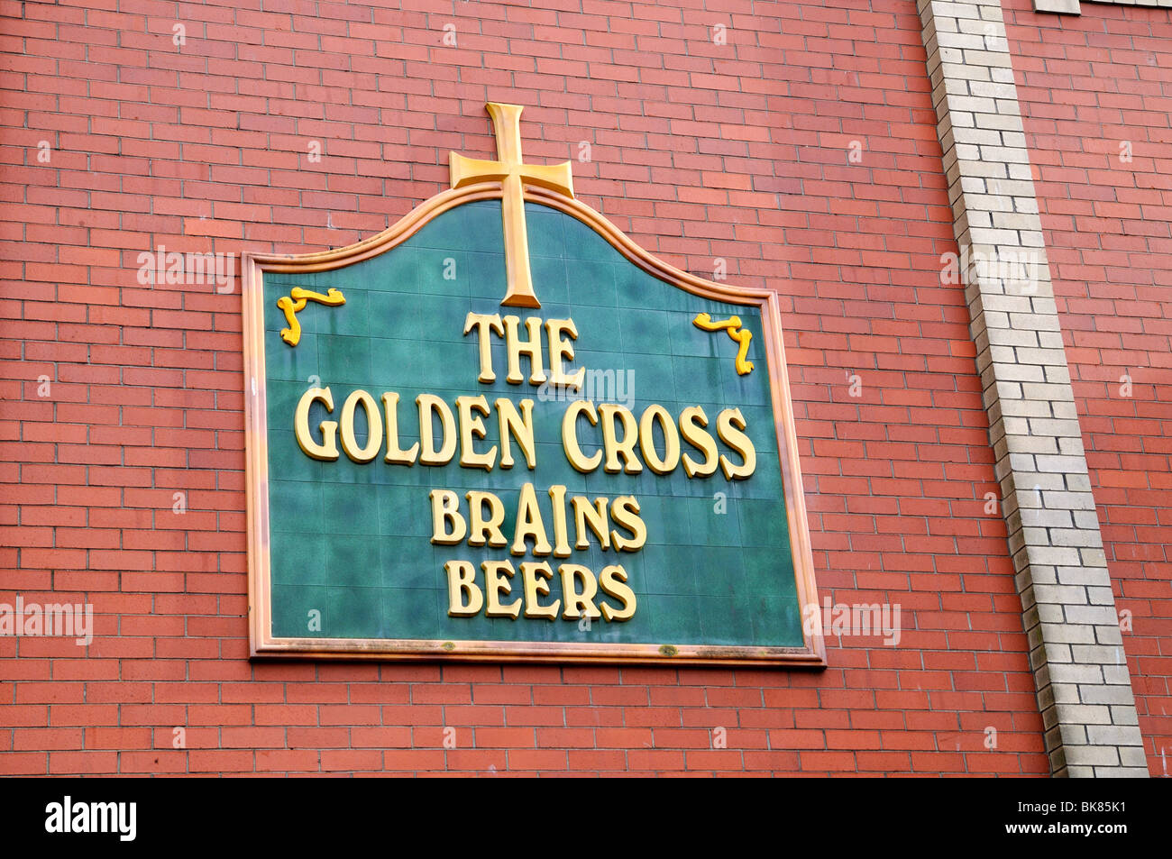 Pub antiguo logotipo de cerebros cerveza en el pub Golden Cross Cardiff Foto de stock