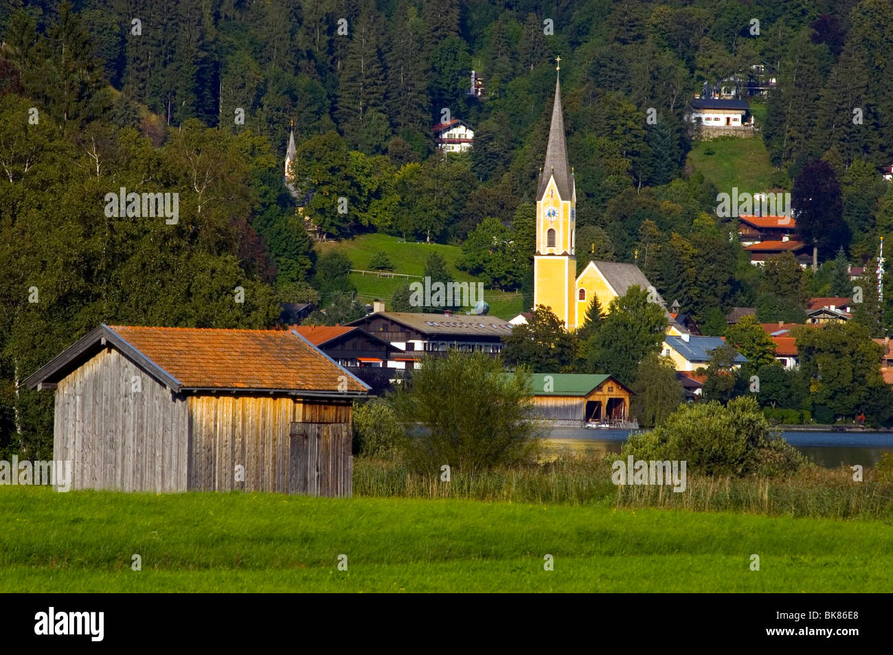 Baviera, Schliersee Church & Barn Foto de stock