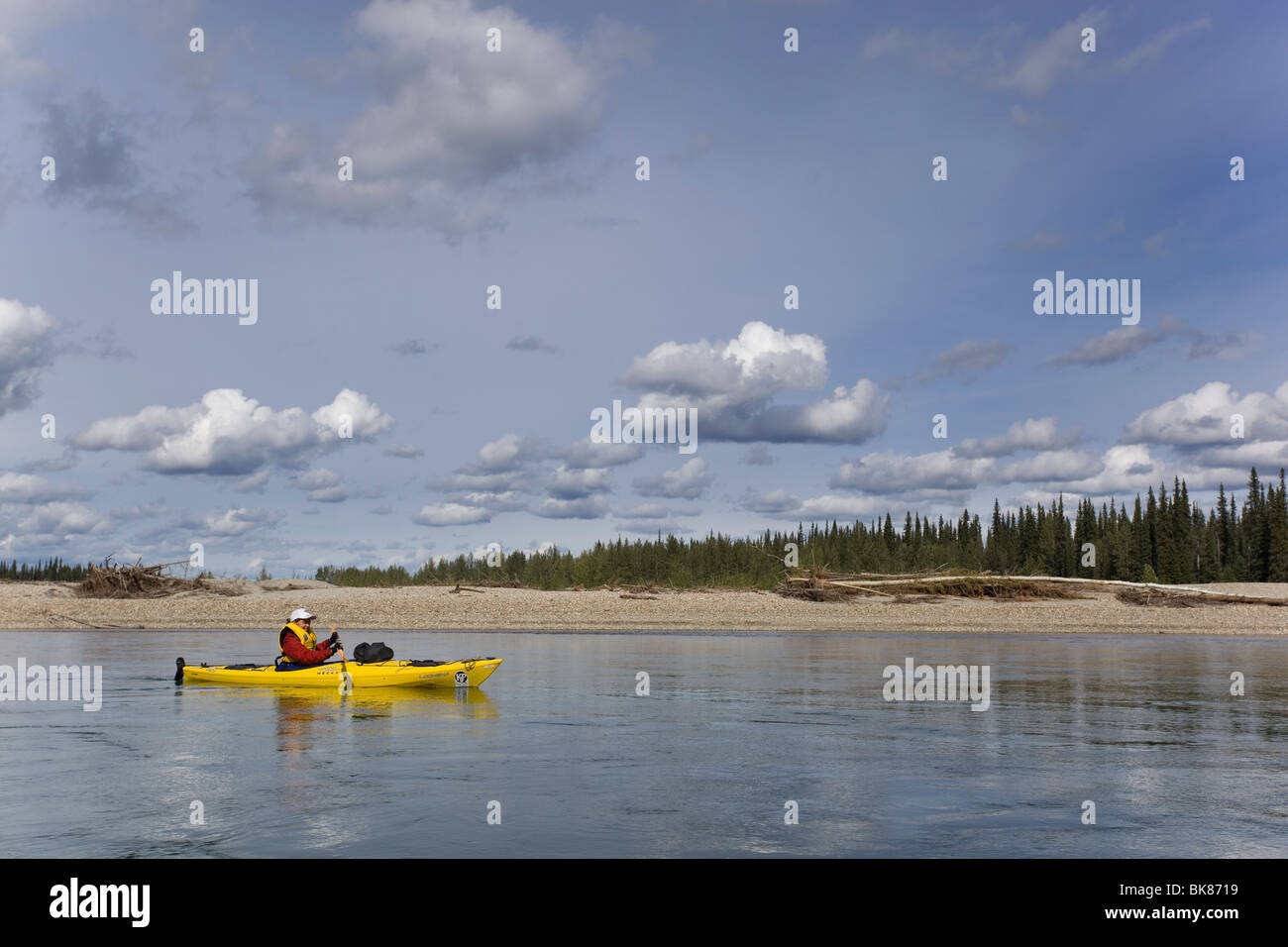Joven en kayak, remo, kayak, superior Liard River, territorio de Yukon, Canadá Foto de stock