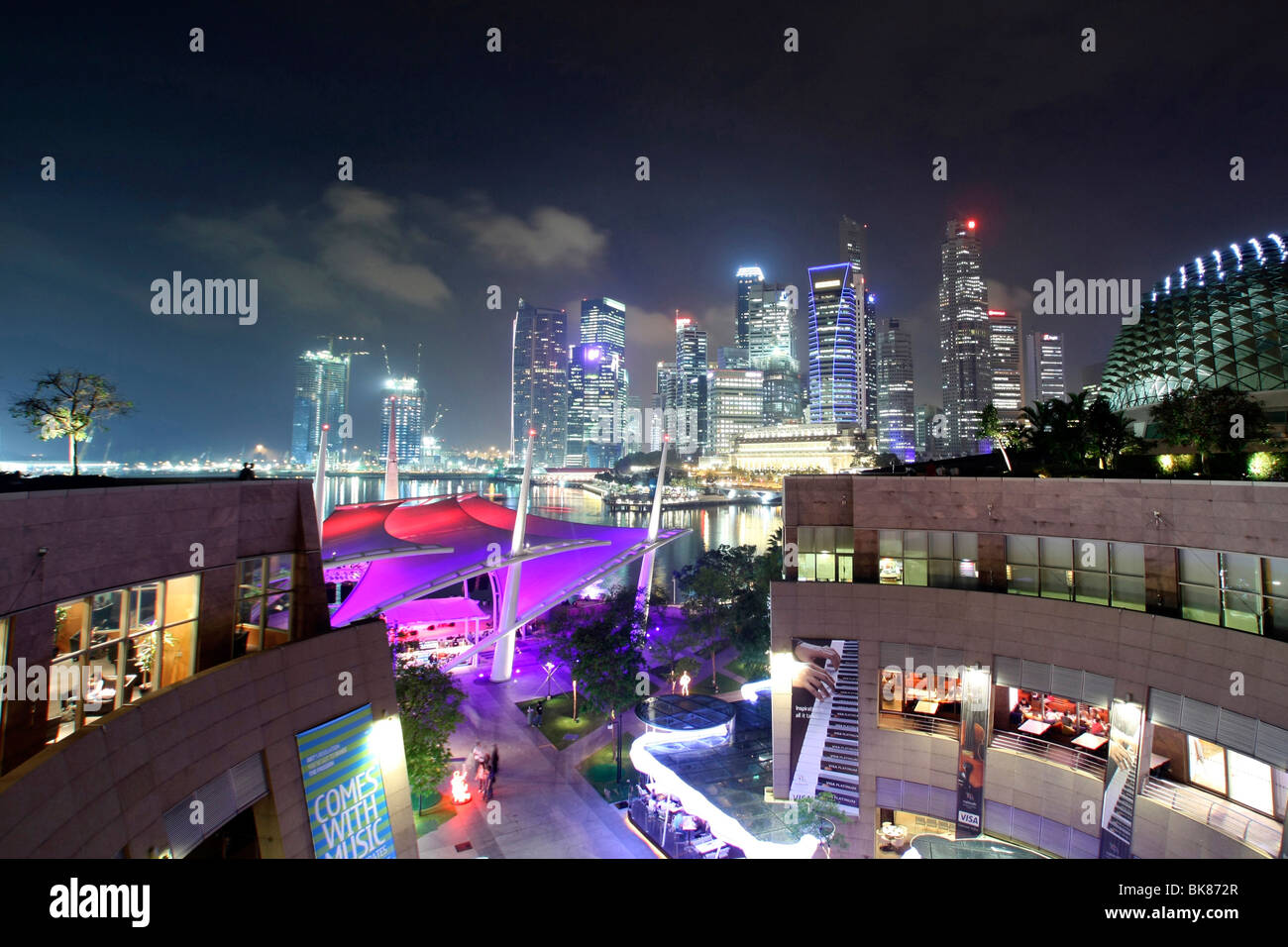 Centro Cultural Esplanade y Skyline iluminado, Singapur, Asia Foto de stock