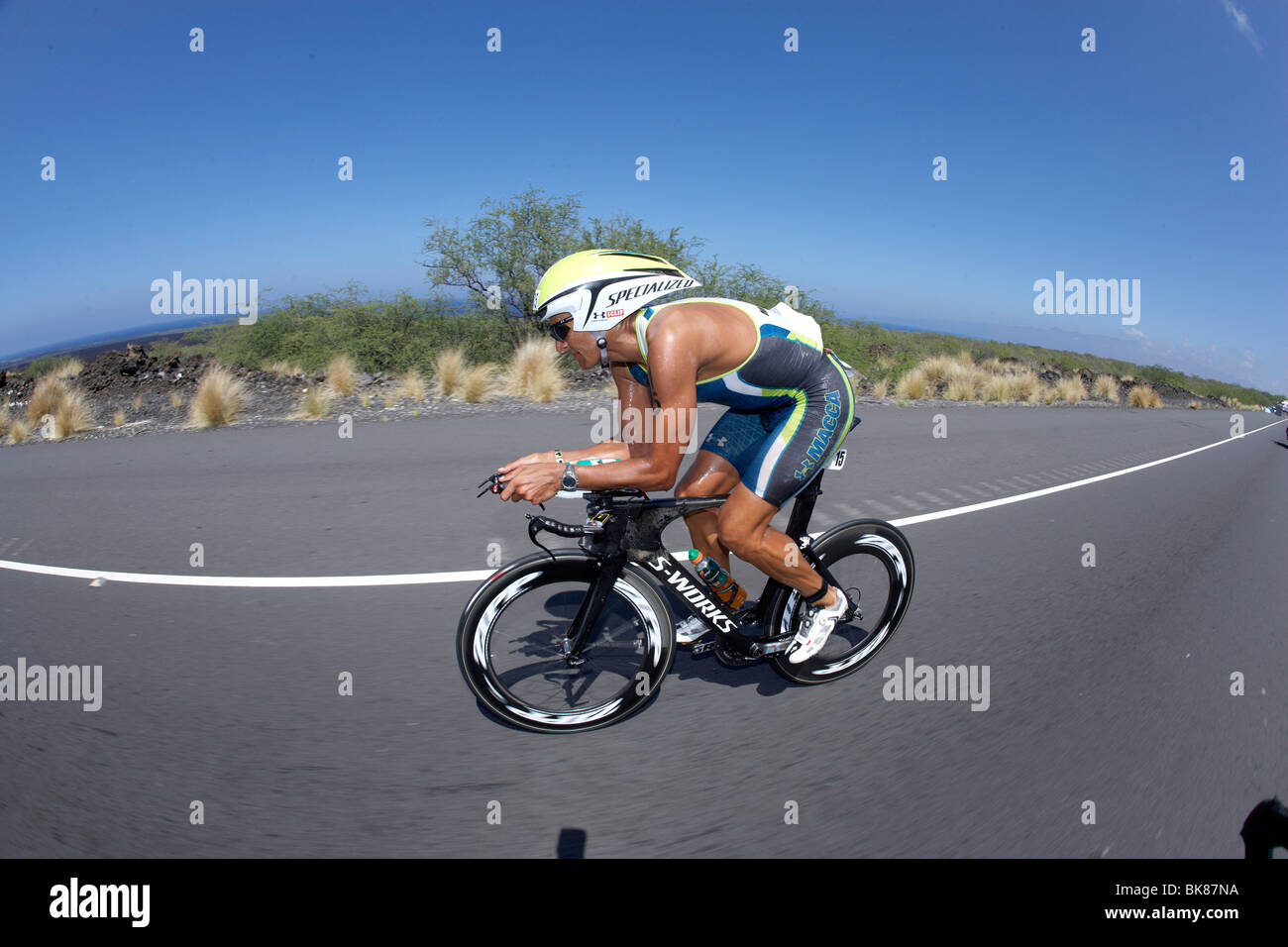 El triatleta profesional australiano Chris McCormack en la bicicleta curso del campeonato del mundo de triatlón Ironman Kailua-Kon Foto de stock