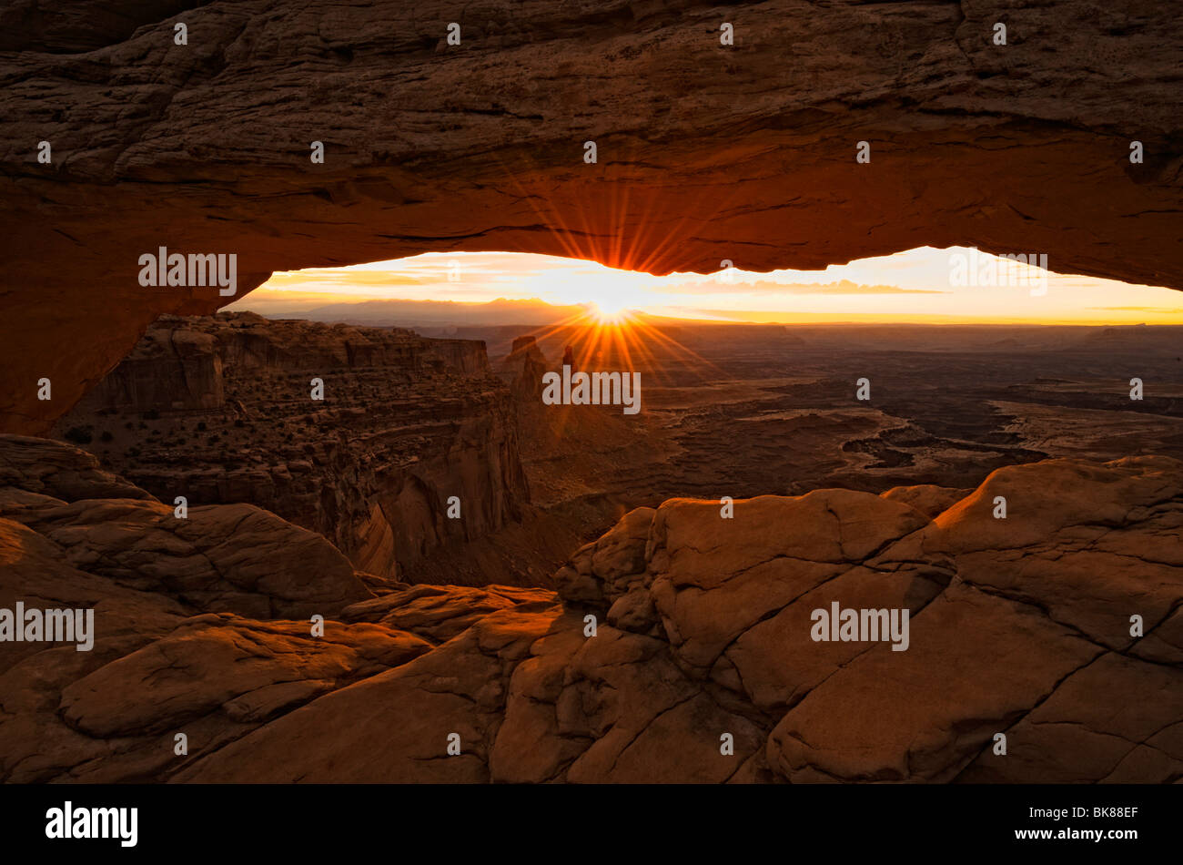 Mesa Arch at Sunrise, Canyonlands National Park, Moab, Utah, EE.UU. Foto de stock