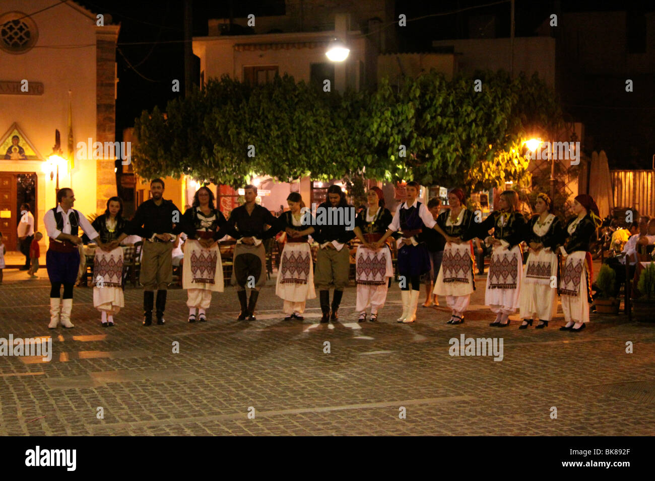 Noche de danzas folklóricas, Creta, iglesia, mohos, la meseta de Lassithi, en Creta, Grecia, Europa Fotografía de stock - Alamy Noche de danzas folklóricas, Creta, iglesia, mohos, la meseta de Lassithi, en Creta, Grecia, Europa Fotografía de stock - Alamy