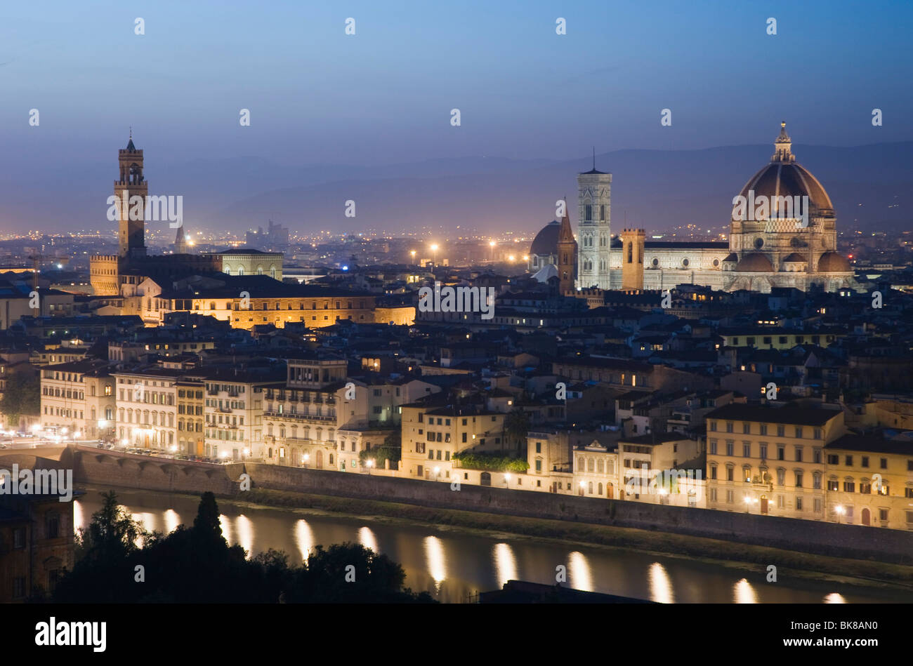 Vista panorámica de la ciudad, con la catedral, la noche, Florencia, Toscana, Italia, Europa Foto de stock