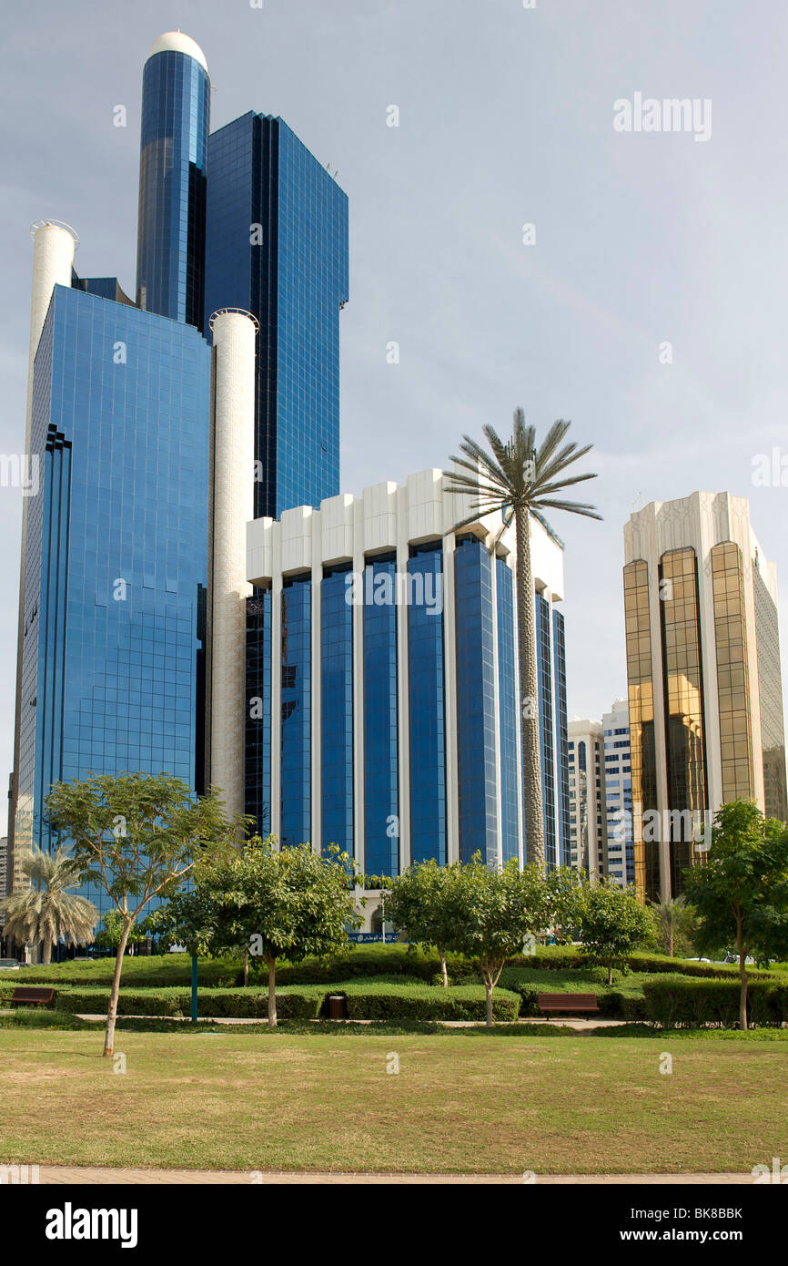 Edificios y espacios verdes en Abu Dhabi, Emiratos Árabes Unidos. Foto de stock