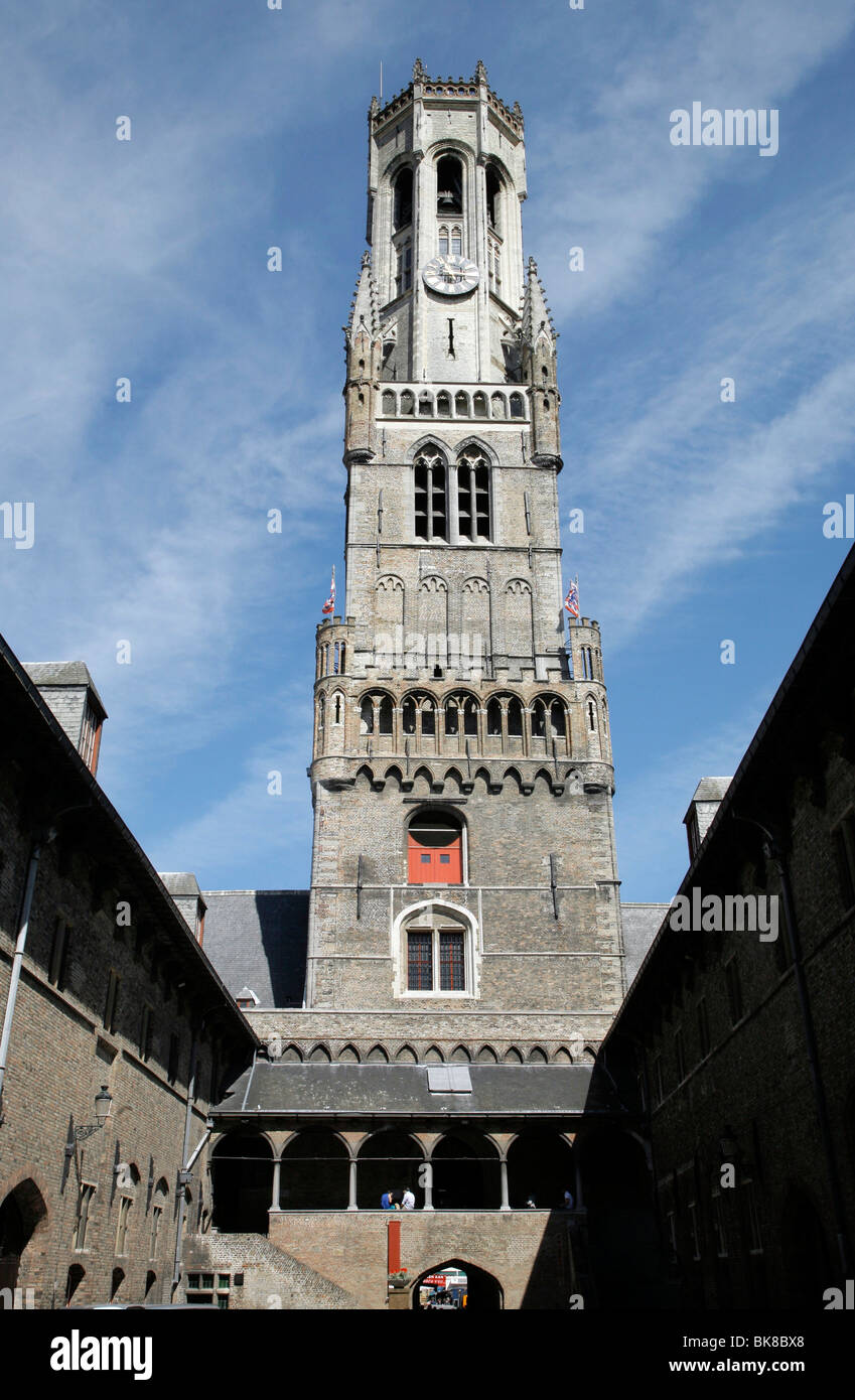 Belford campanario en la plaza del mercado de Brujas, reverso con patio, Flandes, Bélgica, Europa Foto de stock