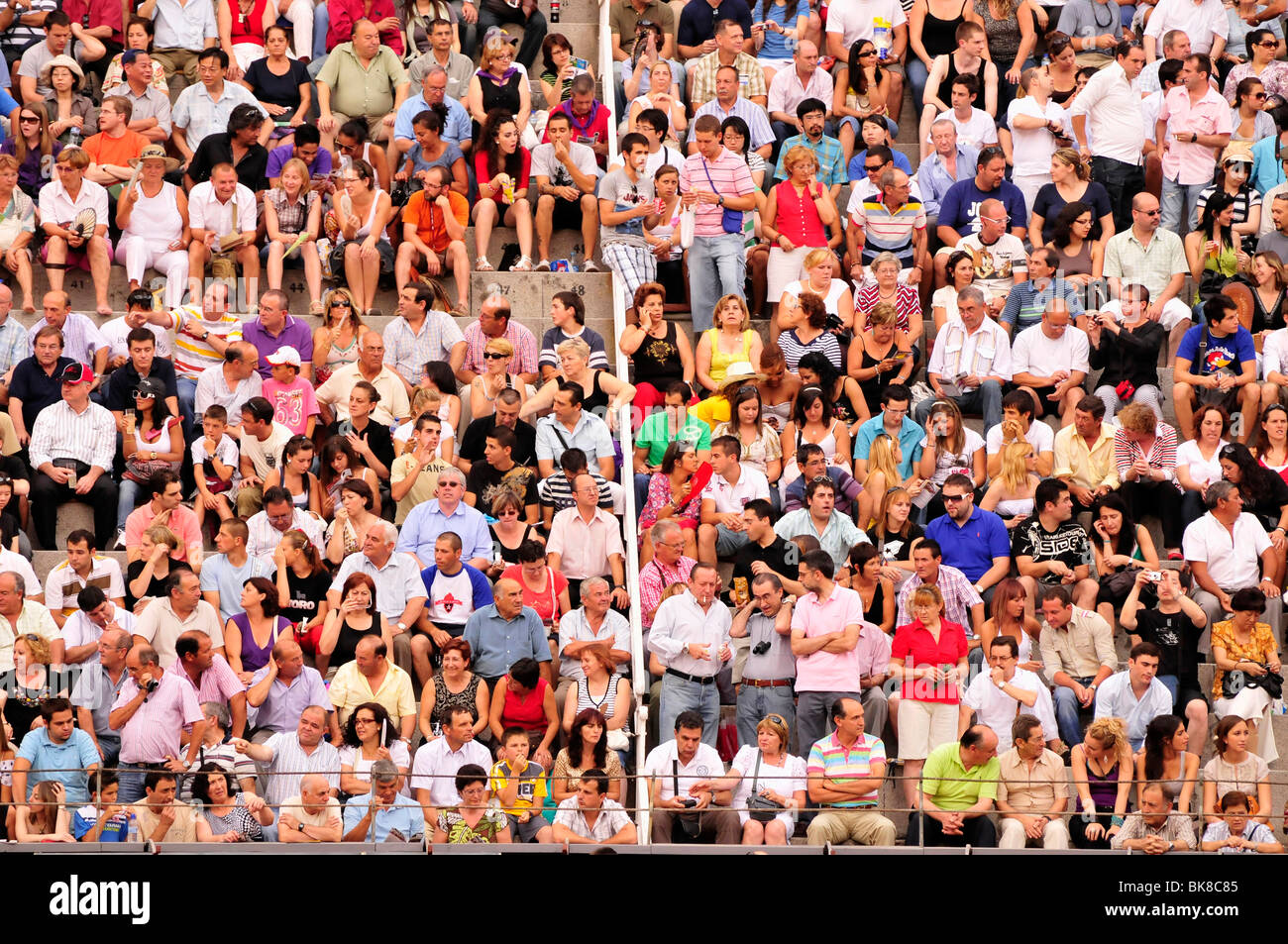 Los espectadores en la Plaza de Toros de Las Ventas, Madrid, España, Península Ibérica, Europa Foto de stock