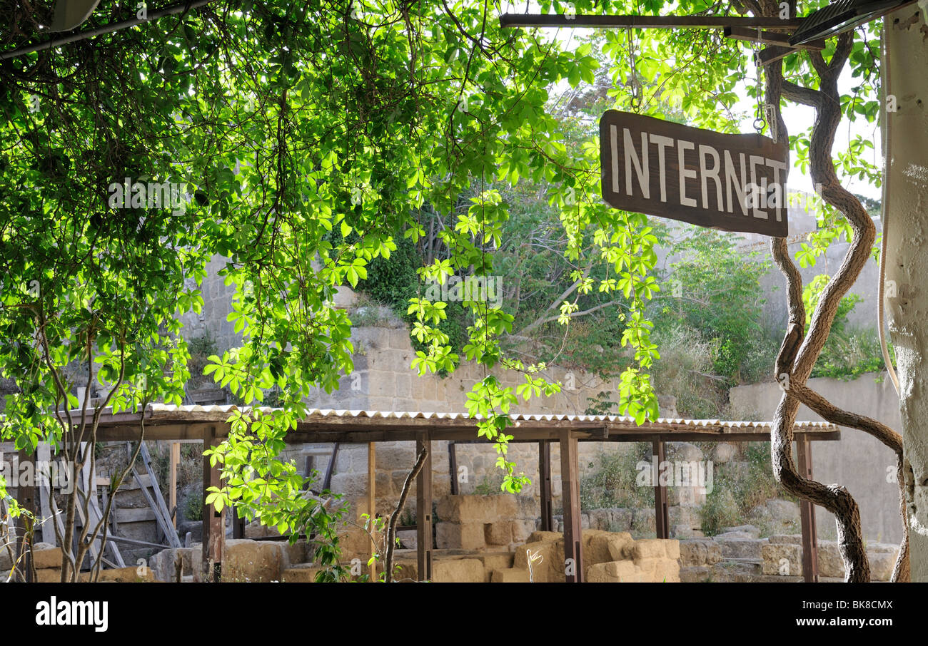 Viejo se encuentra nuevo, sitio de excavación y signo de Internet, Rodas, Rodas, Grecia, Europa Foto de stock