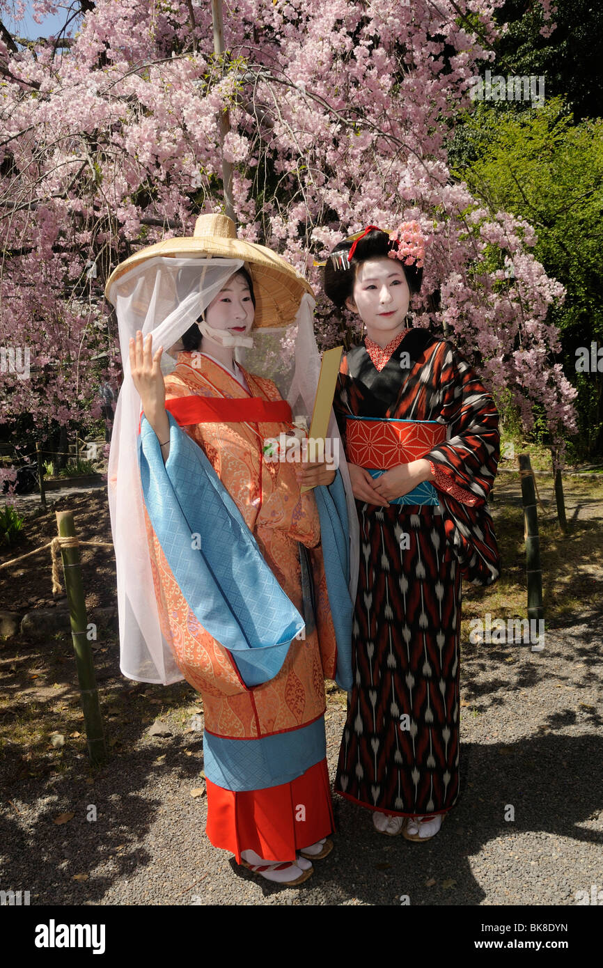 Significativo hormigón clérigo Las mujeres japonesas en trajes de la época Heian, desfile de  participantes, Hirano Santuario, Kyoto, Japón, Asia oriental, Asia  Fotografía de stock - Alamy