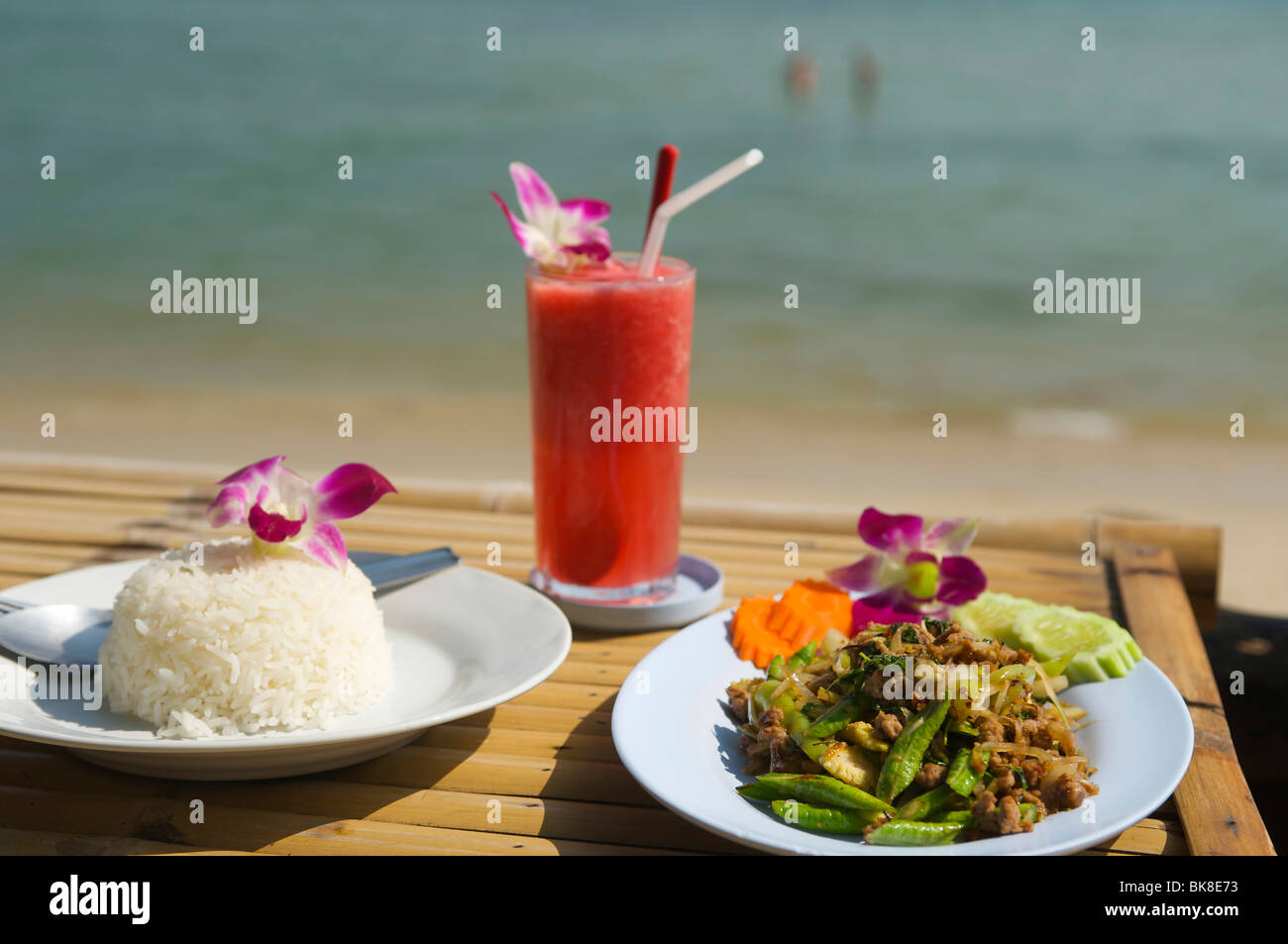 Comida tailandesa típica en un restaurante de la playa, Tailandia, Asia Foto de stock