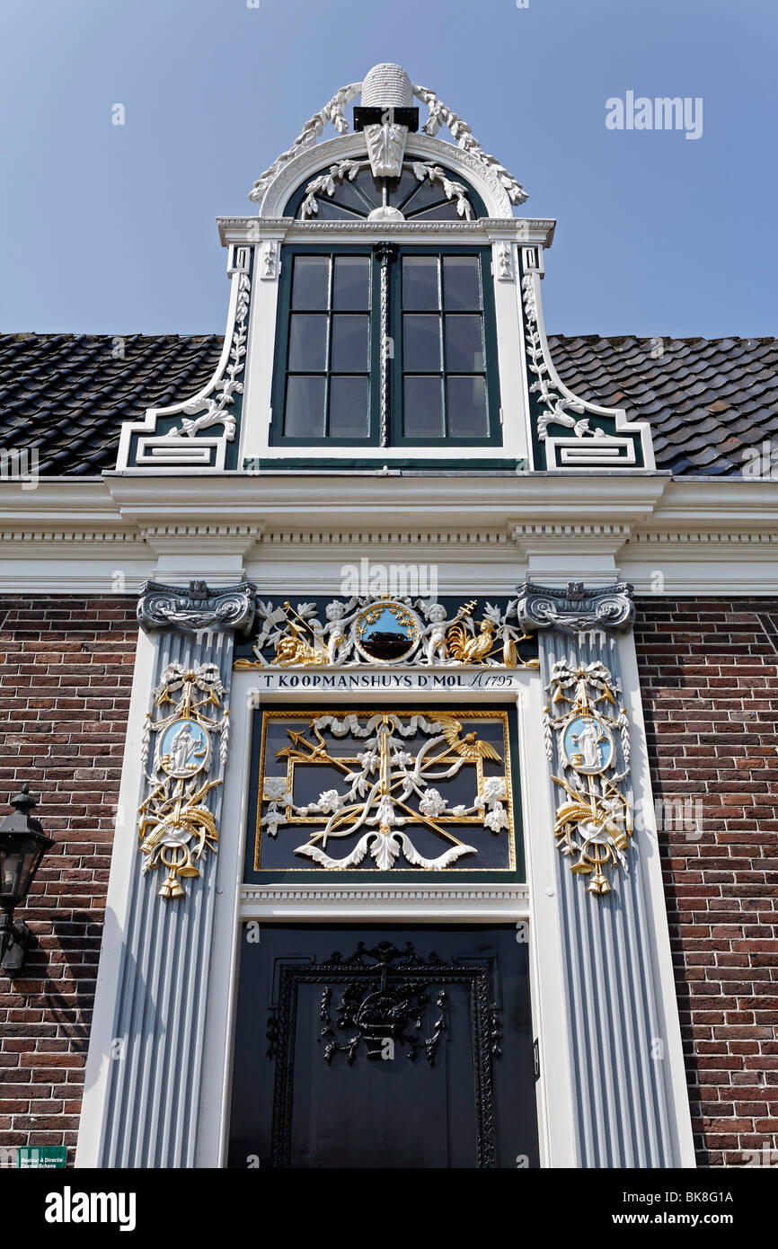 Portal de un comerciante holandés casa del siglo XVIII, ricamente decorado, museo al aire libre Zaanse Schans, Zaandam, Holanda Septentrional Foto de stock