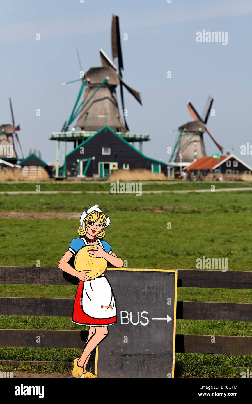 Cartón-piedra de una mujer holandesa en traje sosteniendo el queso, la señal al bus Park, museo al aire libre Zaanse Schans, Zaanstadt, p Foto de stock