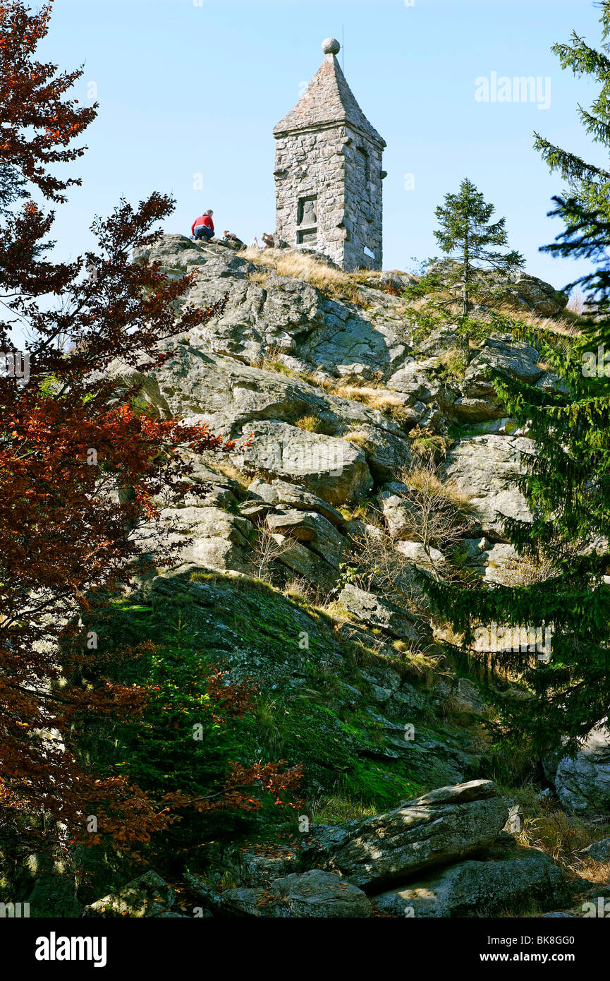 Monumento Waldschmidt, Grosser Riedelstein montaña, 1132 m, cerca de Arrach, Bosque Bávaro, frontera entre Baviera inferior y superior Foto de stock