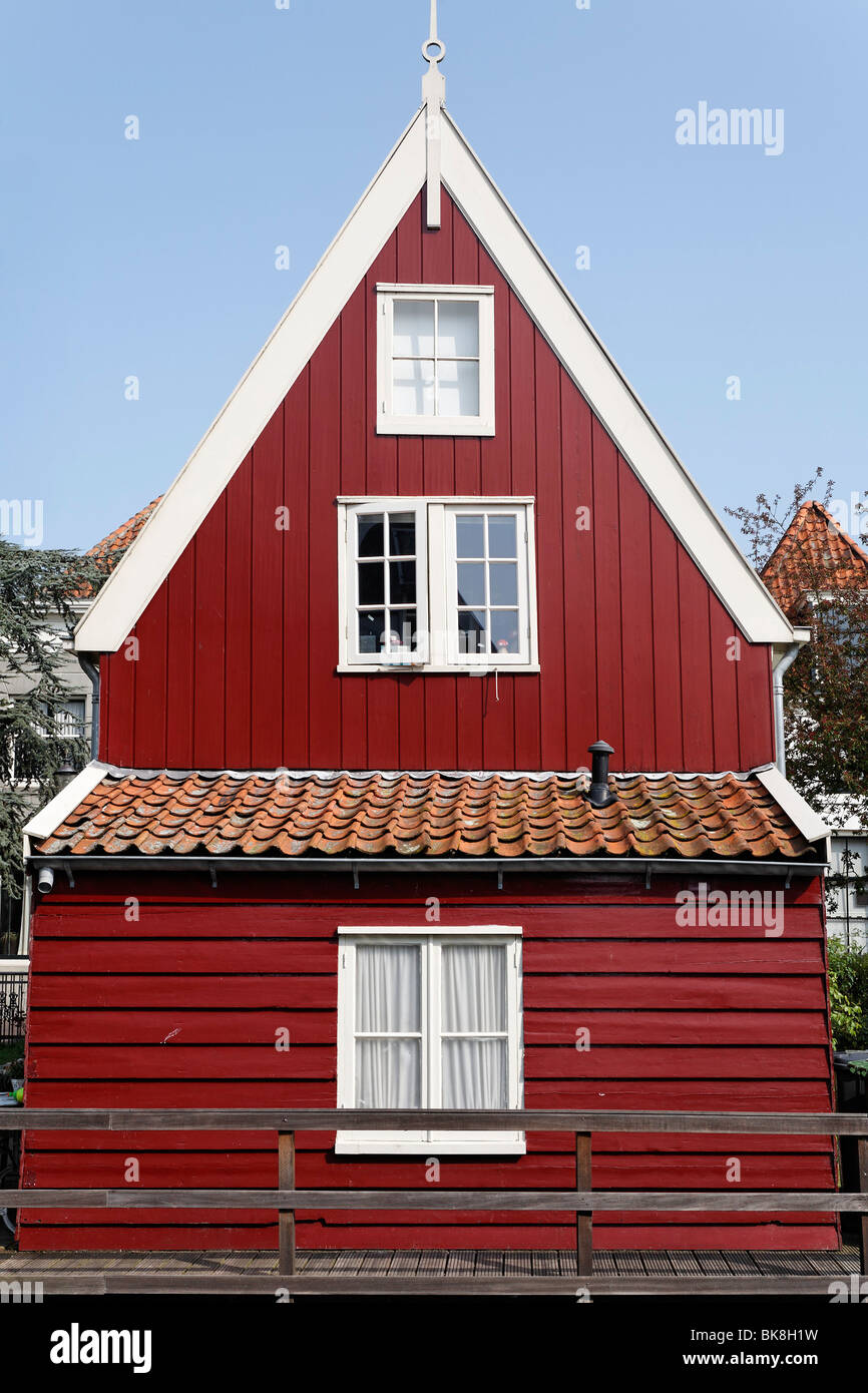 Pequeña casa de madera roja, ciudad histórica de Rijp cerca de Alkmaar, en la provincia de Holanda Septentrional, Holanda, Europa Foto de stock