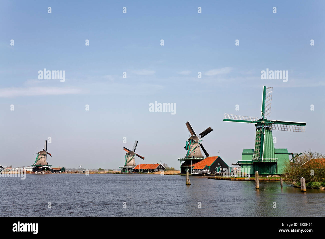 Molinos de viento históricos en el río Zaan, museo al aire libre Zaanse Schans, Zaanstad, provincia de Holanda Septentrional, Holanda, Europa Foto de stock