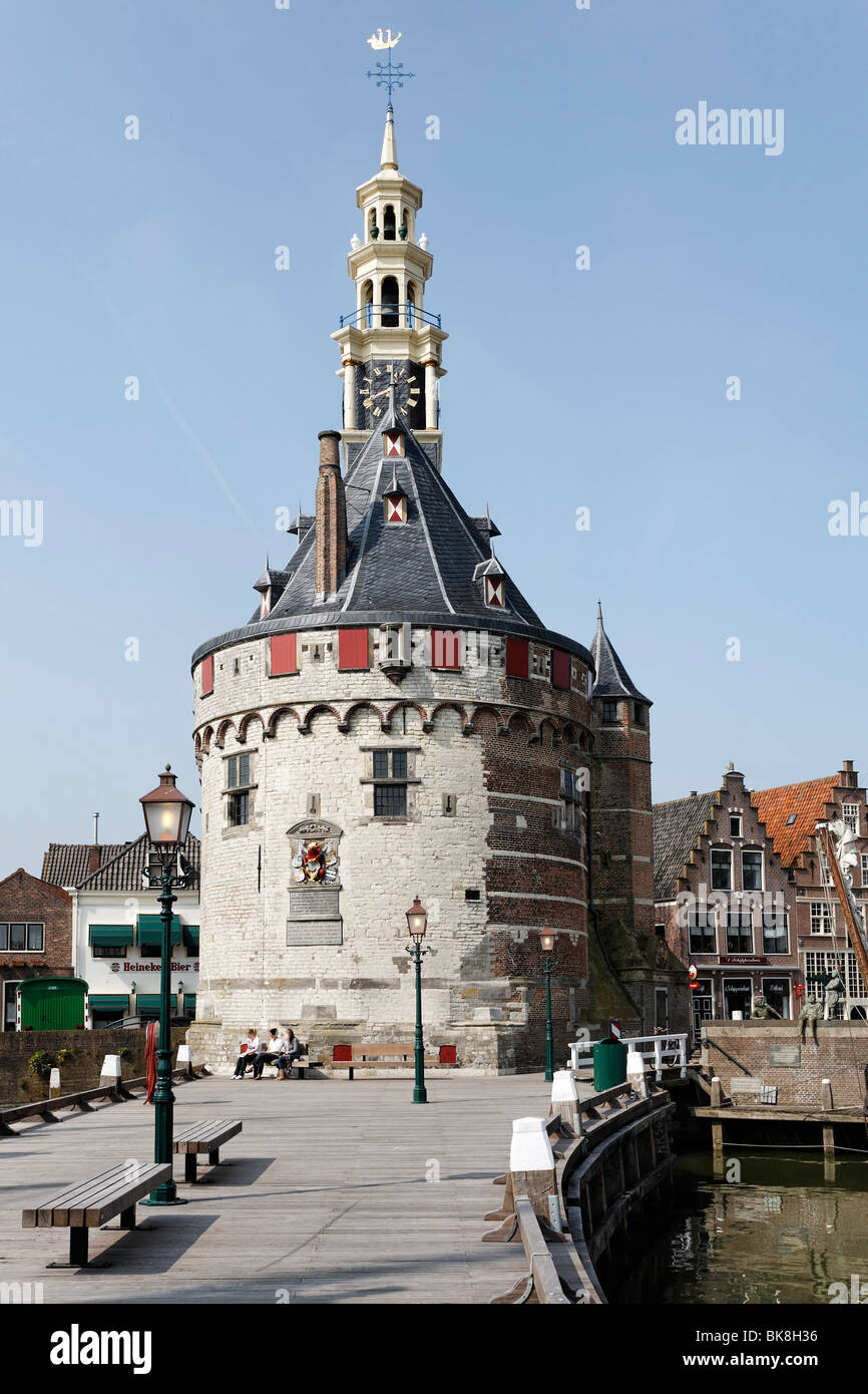 La histórica torre fortificada Hoofdtoren, Puerto de Hoorn, IJsselmeer, Holanda Septentrional, Holanda, Países Bajos, Europa Foto de stock
