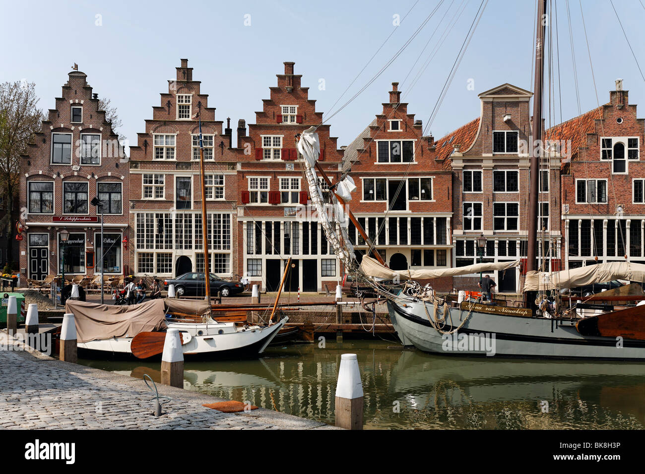 Puerto de Hoorn en el IJsselmeer, casa histórica frentes, en la provincia de Holanda Septentrional, Holanda, Europa Foto de stock