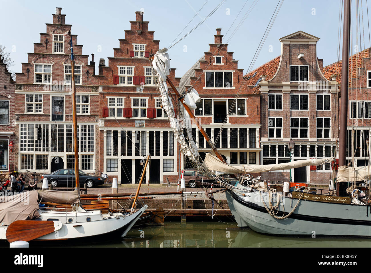 Puerto de Hoorn en el IJsselmeer, casa histórica frentes, en la provincia de Holanda Septentrional, Holanda, Europa Foto de stock