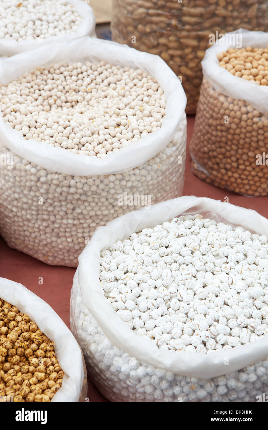 Los garbanzos y garbanzos en bolsas de secar producen (nueces, semillas y especias) del mercado como una textura de fondo de alimentos. Shal Foto de stock