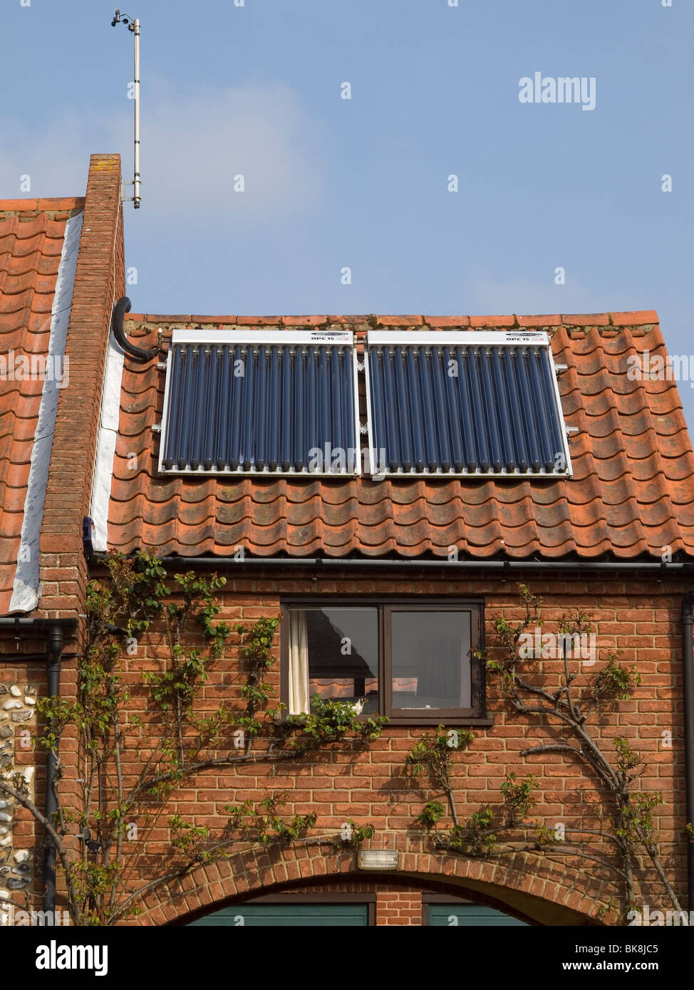 Paneles solares para calentar agua en el tejado de una casa en el mercado de Burnham Norfolk UK Foto de stock