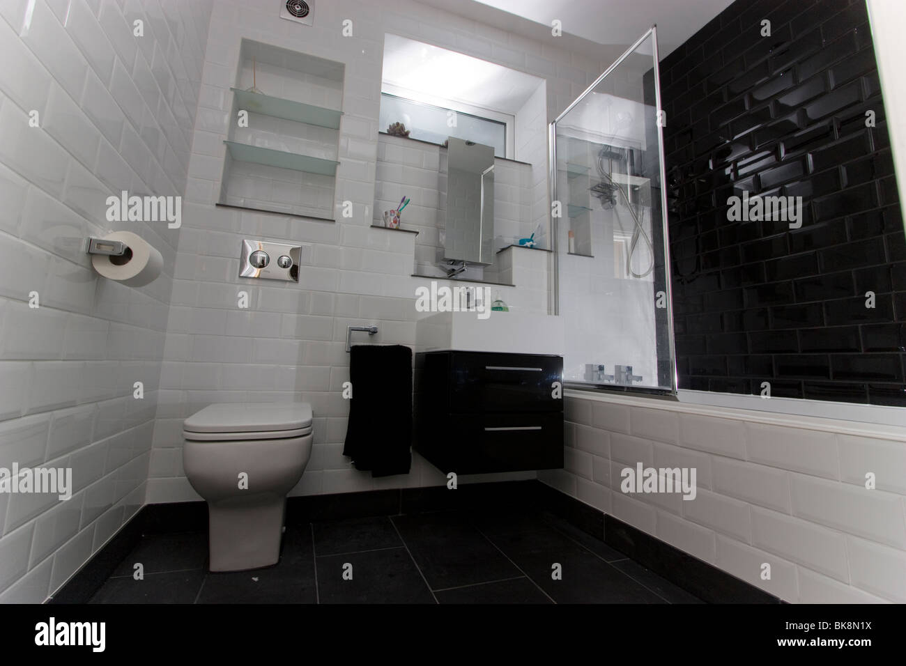 Boutique baño y aseo con azulejos negros y blancos 2010 Fotografía de stock  - Alamy