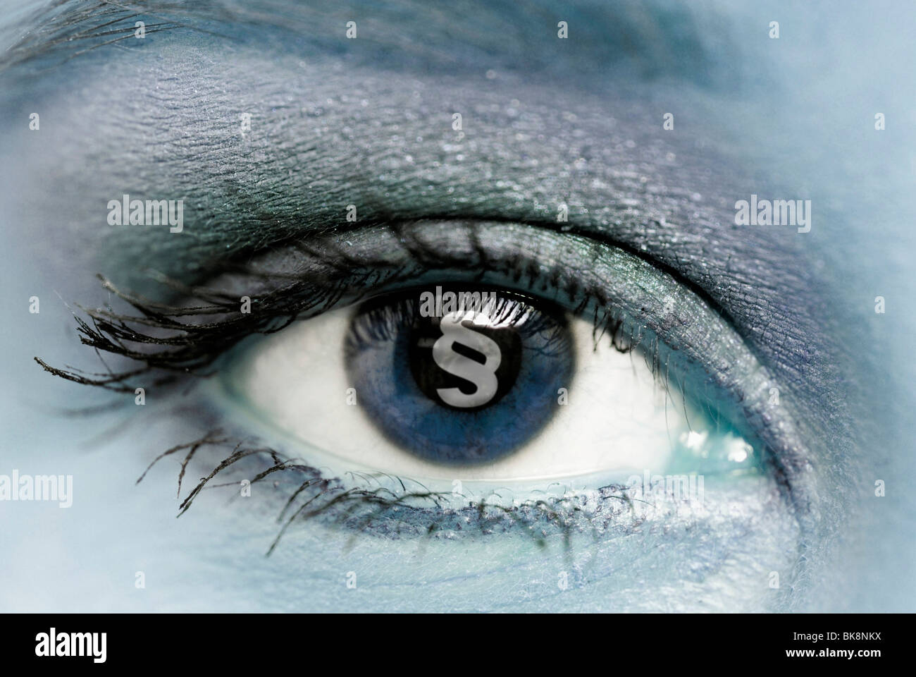 Símbolo de párrafo en el ojo de una mujer Foto de stock