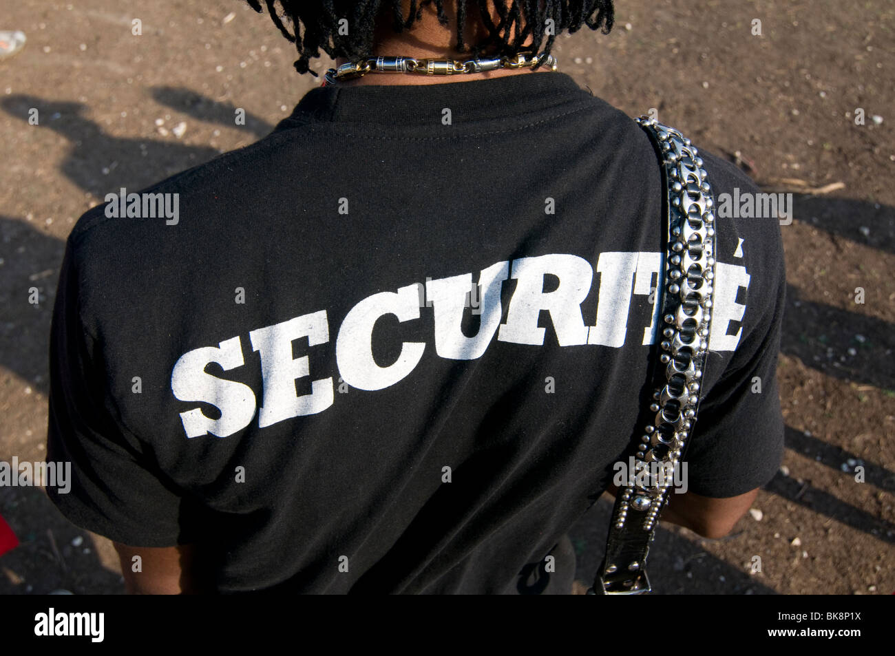 Un residente local vistiendo una camiseta que la palabra escrita es la seguridad en Puerto Príncipe, Haití Foto de stock