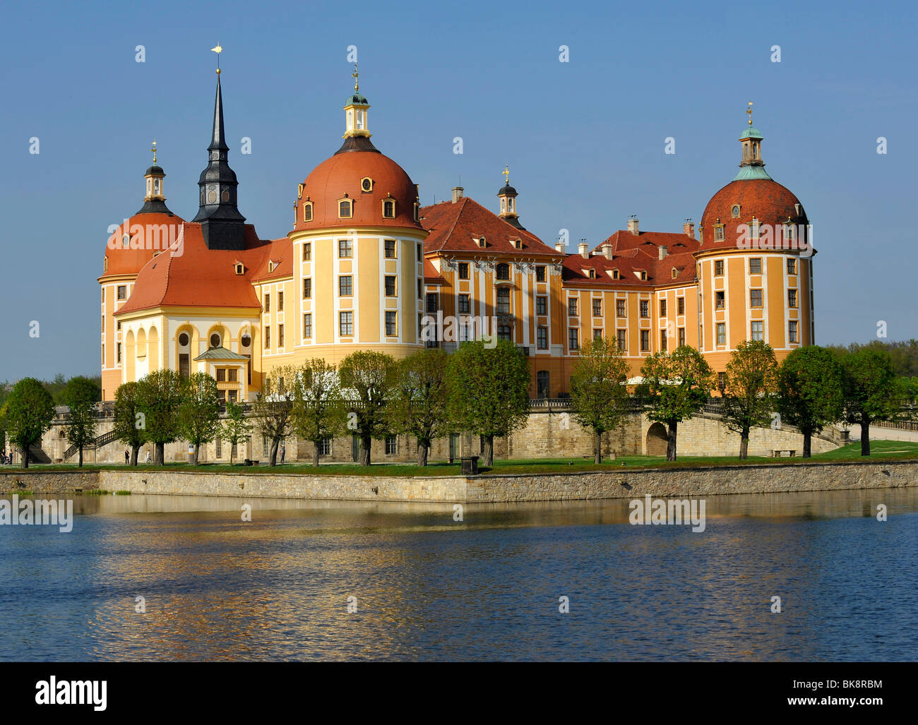 Castillo de Moritzburg barroca, la capilla del castillo, la torre y la torre Amtsturm Jaegerturm, Dresden, el Estado Libre de Sajonia, Alemania, Europa Foto de stock