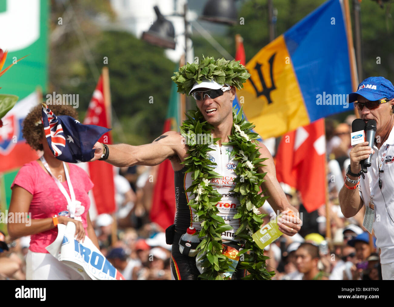 El australiano Craig Alexander cruzar la línea de llegada del Campeonato del Mundo de Triatlón Ironman como el ganador en 8:20:21 ho Foto de stock