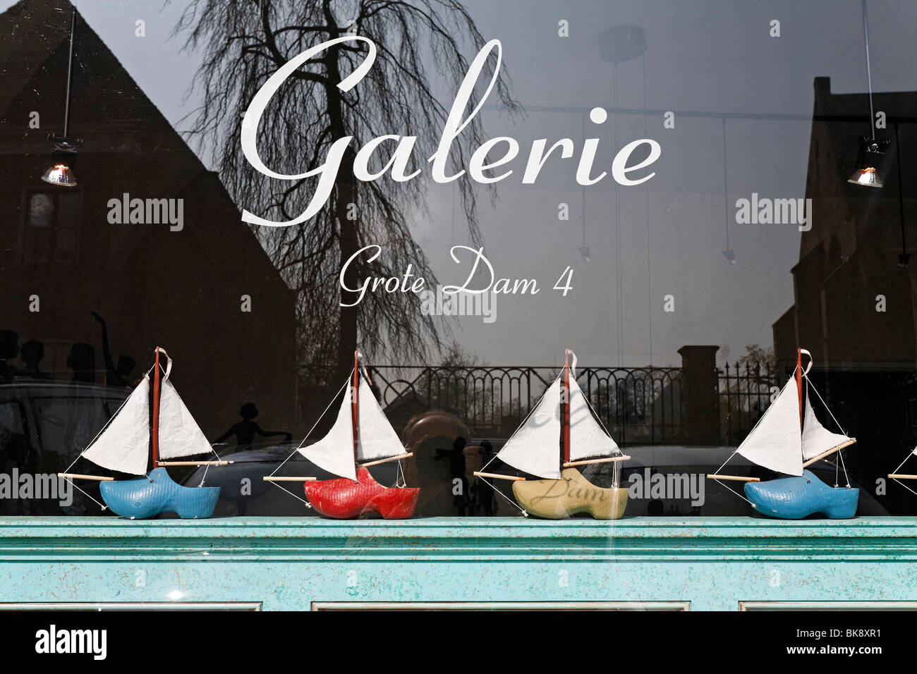 Pequeña galería de arte, ventana de visualización con veleros de zuecos holandeses, rotulación 'Klompen', holandés 'zuecos', handicrafted, De Foto de stock