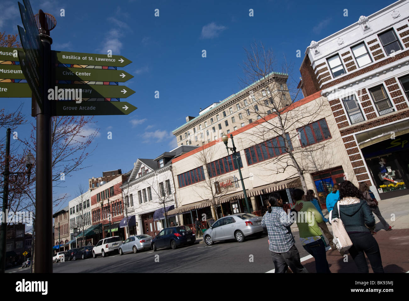 College Street, Pritchard Park en Asheville, Carolina del Norte Foto de stock