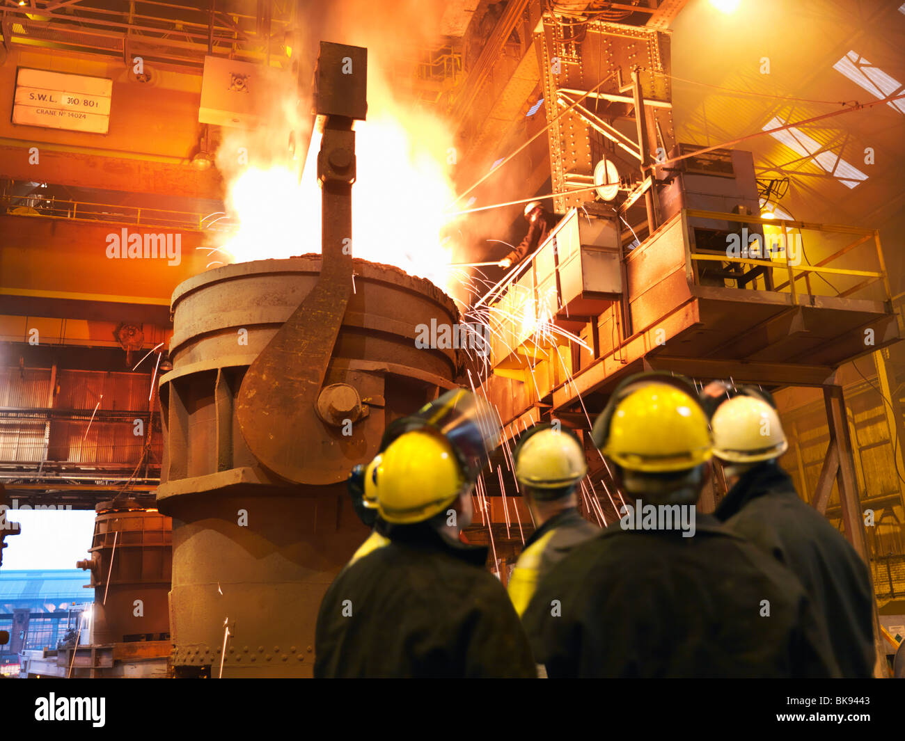 Los trabajadores siderúrgicos vertiendo acero fundido Foto de stock