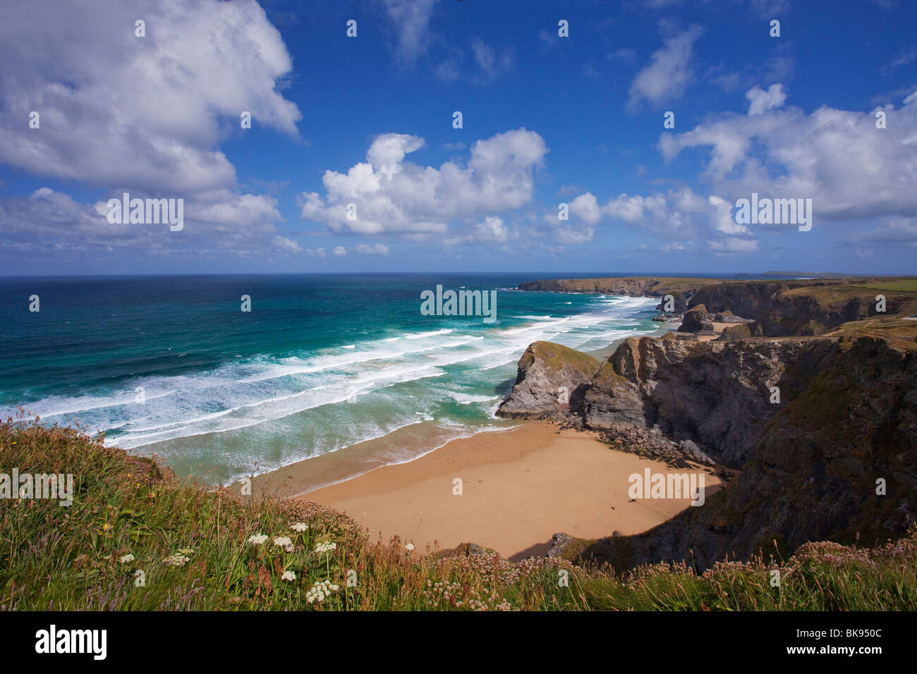 Formaciones rocosas en el litoral, Cornish Riviera, Bedruthan Pasos, Cornwall, Inglaterra Foto de stock