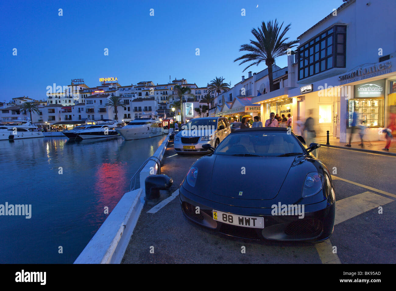 Los coches de lujo, restaurantes cerca del puerto, Puerto Banús, Marbella,  Málaga, Andalucía Fotografía de stock - Alamy