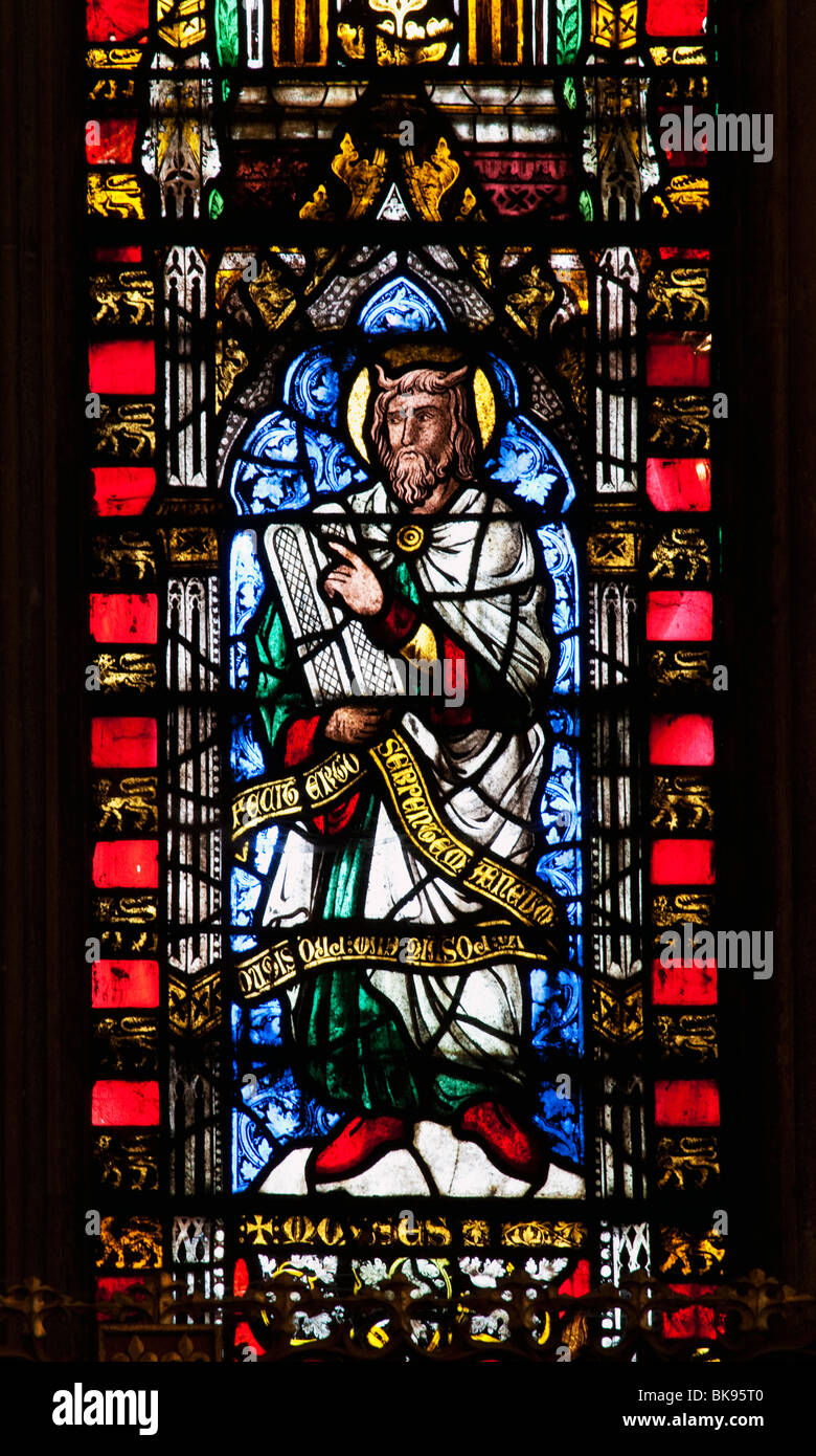 Moisés, vidrieras medievales, este panel de ventana, Wells Cathedral, Somerset, Reino Unido Foto de stock