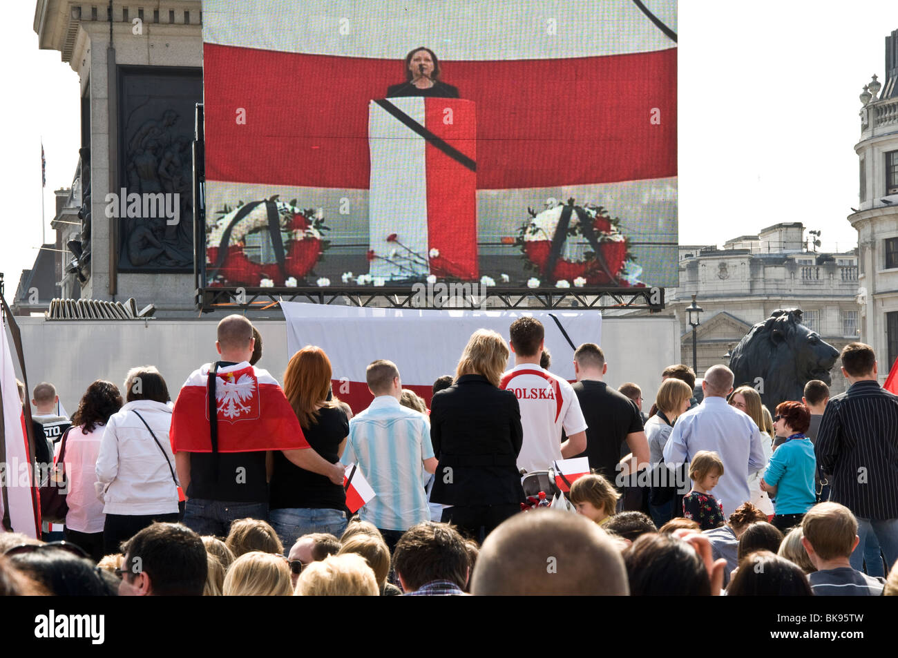 Funeral del presidente polaco Lech Kaczynski y la primera dama Maria Kaczynska, transmitido en Trafalgar Square en Londres Foto de stock